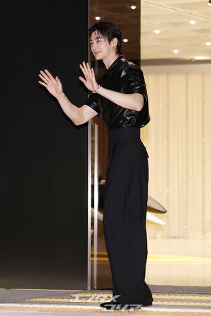 【フォト】ビョン・ウソク「少女漫画から飛び出たような美男子」シック・コーデではにかみ手ハート