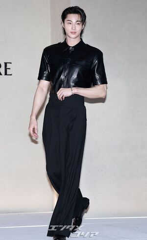 【フォト】ビョン・ウソク「少女漫画から飛び出たような美男子」シック・コーデではにかみ手ハート