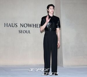 【フォト】ビョン・ウソク「少女漫画から飛び出たような美男子」シック・コーデではにかみ手ハート