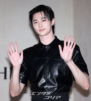 【フォト】ビョン・ウソク「少女漫画から飛び出たような美男子」シック・コーデではにかみ手ハート