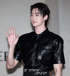 【フォト】ビョン・ウソク「少女漫画から飛び出たような美男子」シック・コーデではにかみ手ハート