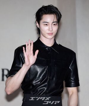 【フォト】ビョン・ウソク「少女漫画から飛び出たような美男子」シック・コーデではにかみ手ハート