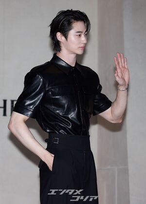 【フォト】ビョン・ウソク「少女漫画から飛び出たような美男子」シック・コーデではにかみ手ハート