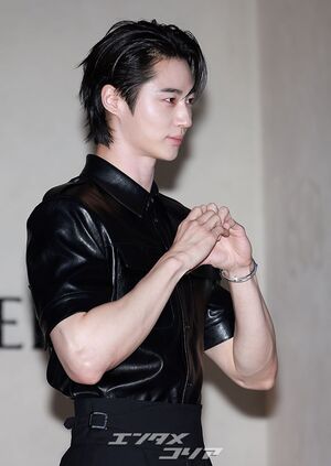 【フォト】ビョン・ウソク「少女漫画から飛び出たような美男子」シック・コーデではにかみ手ハート