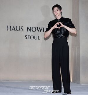 【フォト】ビョン・ウソク「少女漫画から飛び出たような美男子」シック・コーデではにかみ手ハート