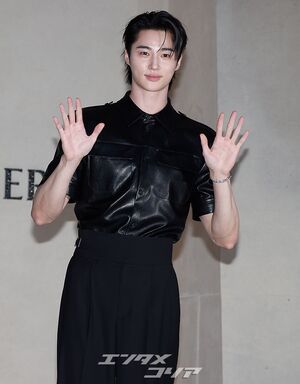 【フォト】ビョン・ウソク「少女漫画から飛び出たような美男子」シック・コーデではにかみ手ハート