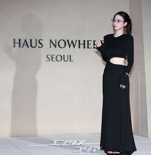 【フォト】aespaカリナ　メガネ×ウエストあらわな黒ドレス姿で登場