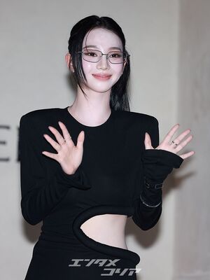 【フォト】aespaカリナ　メガネ×ウエストあらわな黒ドレス姿で登場