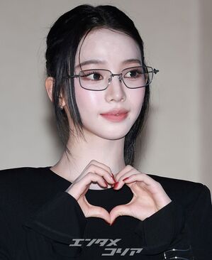 【フォト】aespaカリナ　メガネ×ウエストあらわな黒ドレス姿で登場