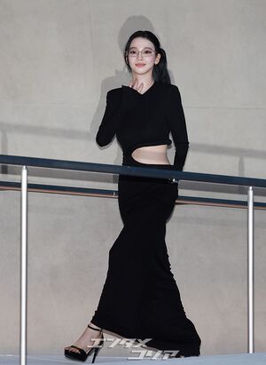 【フォト】aespaカリナ　メガネ×ウエストあらわな黒ドレス姿で登場