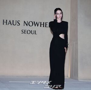 【フォト】aespaカリナ　メガネ×ウエストあらわな黒ドレス姿で登場