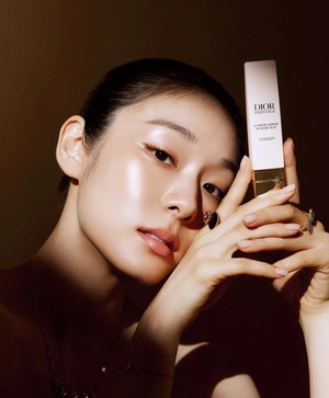 【フォト】キム・ヨナ、グラビアで美肌披露…相変わらずの上品さ