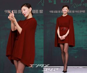 【フォト】イエル、バーガンディーの装いで大人の色気