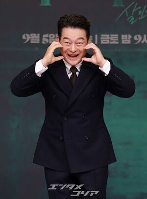 【フォト】59歳チョ・ソンハ、中年のキュートな「ほっぺハート」