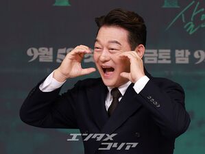 【フォト】59歳チョ・ソンハ、中年のキュートな「ほっぺハート」