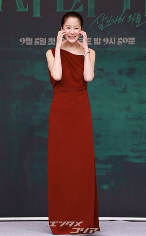 【フォト】54歳コ・ヒョンジョン、鮮やかな赤ドレスが魅惑的…ギャップある破格の後ろ姿