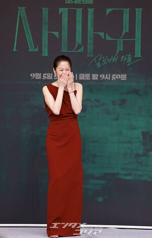 【フォト】54歳コ・ヒョンジョン、鮮やかな赤ドレスが魅惑的…ギャップある破格の後ろ姿