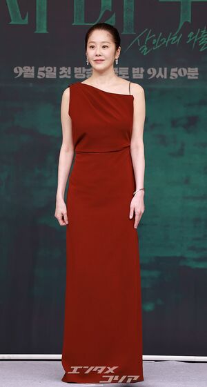 【フォト】54歳コ・ヒョンジョン、鮮やかな赤ドレスが魅惑的…ギャップある破格の後ろ姿