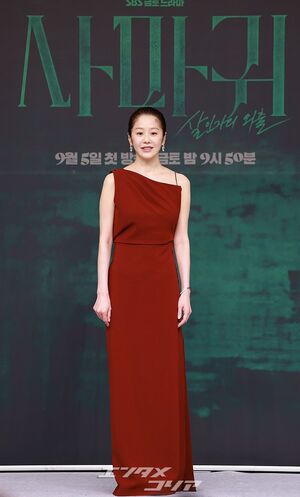 【フォト】54歳コ・ヒョンジョン、鮮やかな赤ドレスが魅惑的…ギャップある破格の後ろ姿