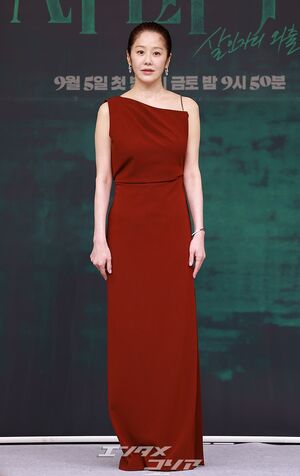【フォト】54歳コ・ヒョンジョン、鮮やかな赤ドレスが魅惑的…ギャップある破格の後ろ姿