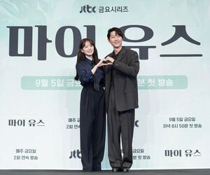 【フォト】『MY YOUTH』ソン・ジュンギ×チョン・ウヒ、ロマンスに期待…仲良くハートのポーズ