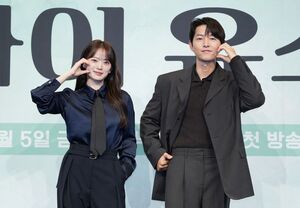 【フォト】『MY YOUTH』ソン・ジュンギ×チョン・ウヒ、ロマンスに期待…仲良くハートのポーズ