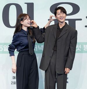 【フォト】『MY YOUTH』ソン・ジュンギ×チョン・ウヒ、ロマンスに期待…仲良くハートのポーズ