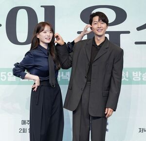 【フォト】『MY YOUTH』ソン・ジュンギ×チョン・ウヒ、ロマンスに期待…仲良くハートのポーズ