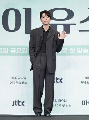 【フォト】『MY YOUTH』ソン・ジュンギ×チョン・ウヒ、ロマンスに期待…仲良くハートのポーズ