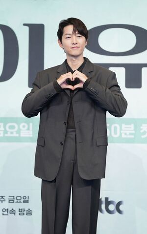 【フォト】『MY YOUTH』ソン・ジュンギ×チョン・ウヒ、ロマンスに期待…仲良くハートのポーズ