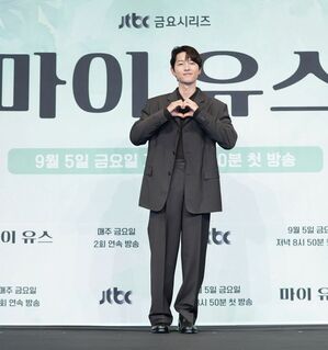 【フォト】『MY YOUTH』ソン・ジュンギ×チョン・ウヒ、ロマンスに期待…仲良くハートのポーズ