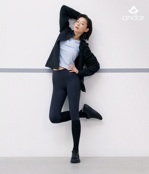 【フォト】チョン・ジヒョン　背伸びしたら「クッキリ11字腹筋」ちらり