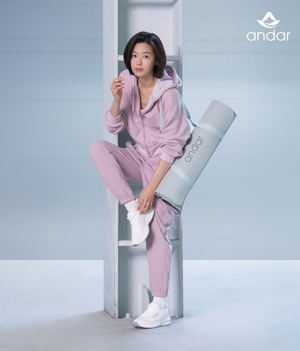 【フォト】チョン・ジヒョン　背伸びしたら「クッキリ11字腹筋」ちらり