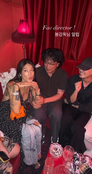 「薬物で有罪判決」ユ・アイン 笑顔の近影公開…ポン・ジュノ監督と一緒