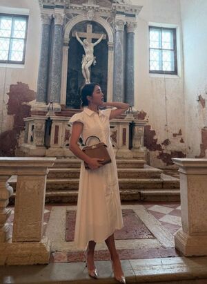 イ・ミンジョン、キリスト像の前で高級ブランドのバッグ見せつけ批判殺到 「聖堂ではなくレストラン」と釈明