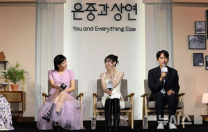 【フォト】キム・ゴウン、トーク中に感情移入…思わず涙が