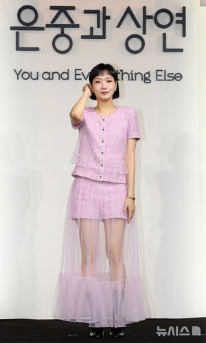 【フォト】キム・ゴウン、ラブリーで優雅…両立させたピンクのツイードセットアップ