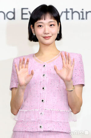 【フォト】キム・ゴウン、ラブリーで優雅…両立させたピンクのツイードセットアップ