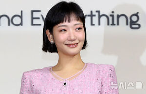 【フォト】キム・ゴウン、ラブリーで優雅…両立させたピンクのツイードセットアップ