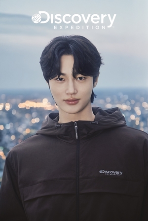 【フォト】ビョン・ウソク、アクティブ・コーデで日常の瞬間を楽しむ