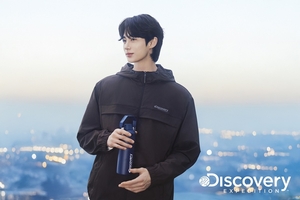 【フォト】ビョン・ウソク、アクティブ・コーデで日常の瞬間を楽しむ