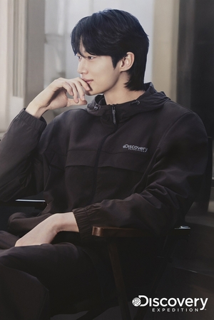 【フォト】ビョン・ウソク、アクティブ・コーデで日常の瞬間を楽しむ