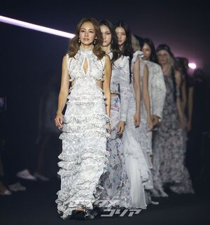 【フォト】ランウェイに登場したSHIHO　変わらぬモデル・オーラ