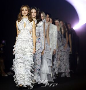 【フォト】ランウェイに登場したSHIHO　変わらぬモデル・オーラ