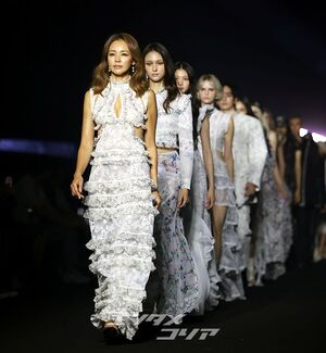 【フォト】ランウェイに登場したSHIHO　変わらぬモデル・オーラ