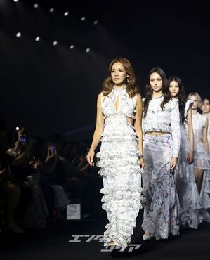 【フォト】ランウェイに登場したSHIHO　変わらぬモデル・オーラ