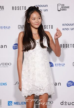 【フォト】紗蘭さん「170cm　カワイイ14歳」母SHIHOと身長並ぶ