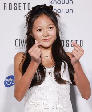 【フォト】紗蘭さん「170cm　カワイイ14歳」母SHIHOと身長並ぶ