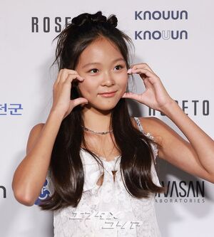 【フォト】紗蘭さん「170cm　カワイイ14歳」母SHIHOと身長並ぶ