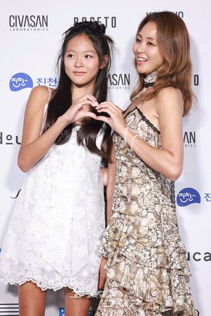 【フォト】SHIHO ＆紗蘭さん　そろってファッションショーに姿…美しい母と娘